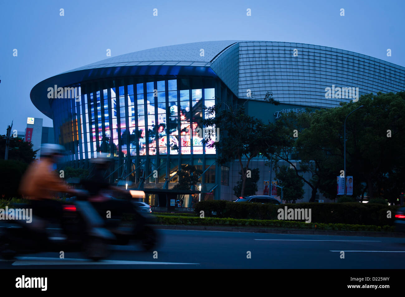 El tráfico alrededor de una enorme pantalla,Taipei Foto de stock