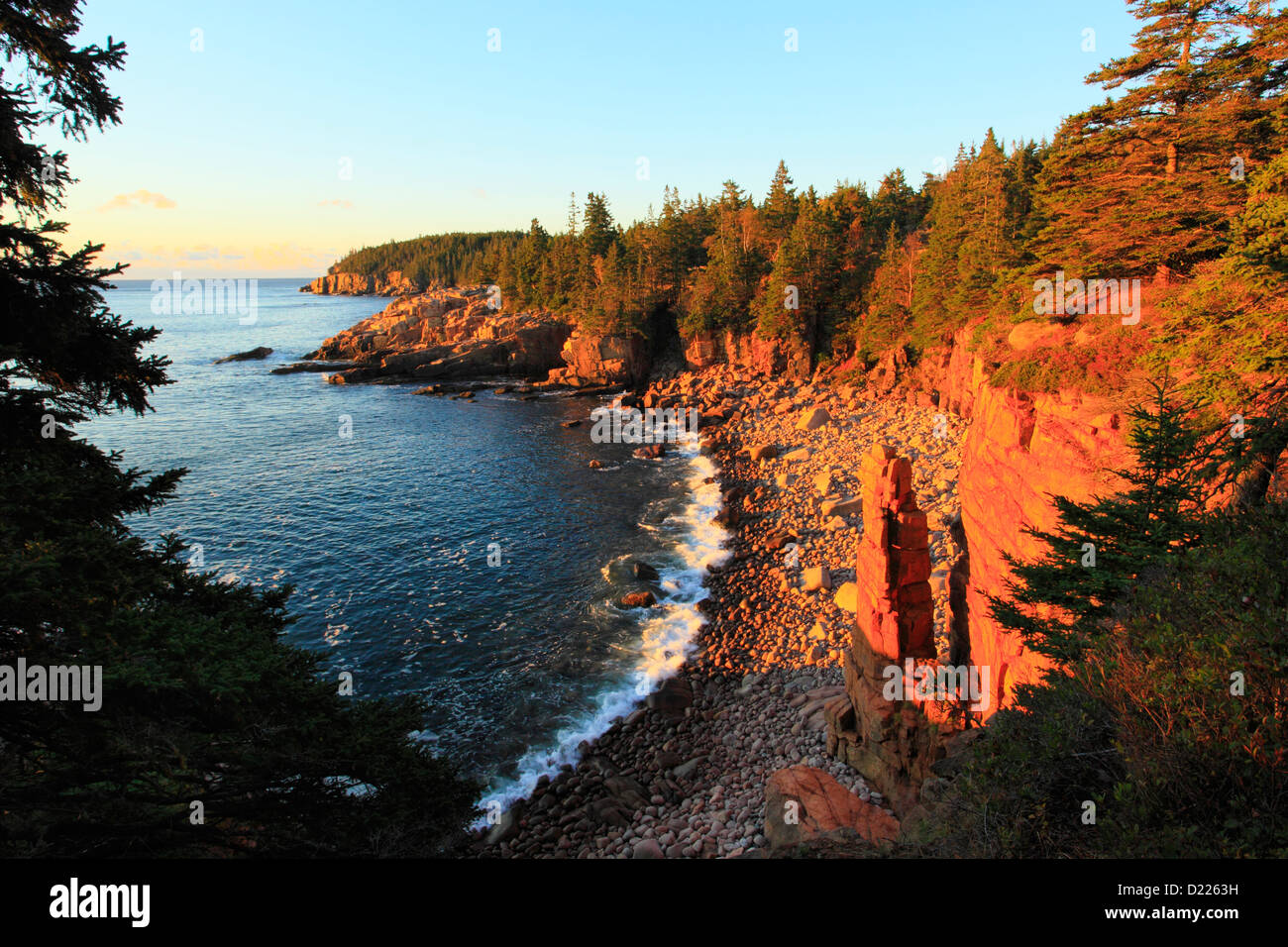 Amanecer en Monumento Cove, Otter Cliff, el Parque Nacional de Acadia, Maine, EE.UU. Foto de stock