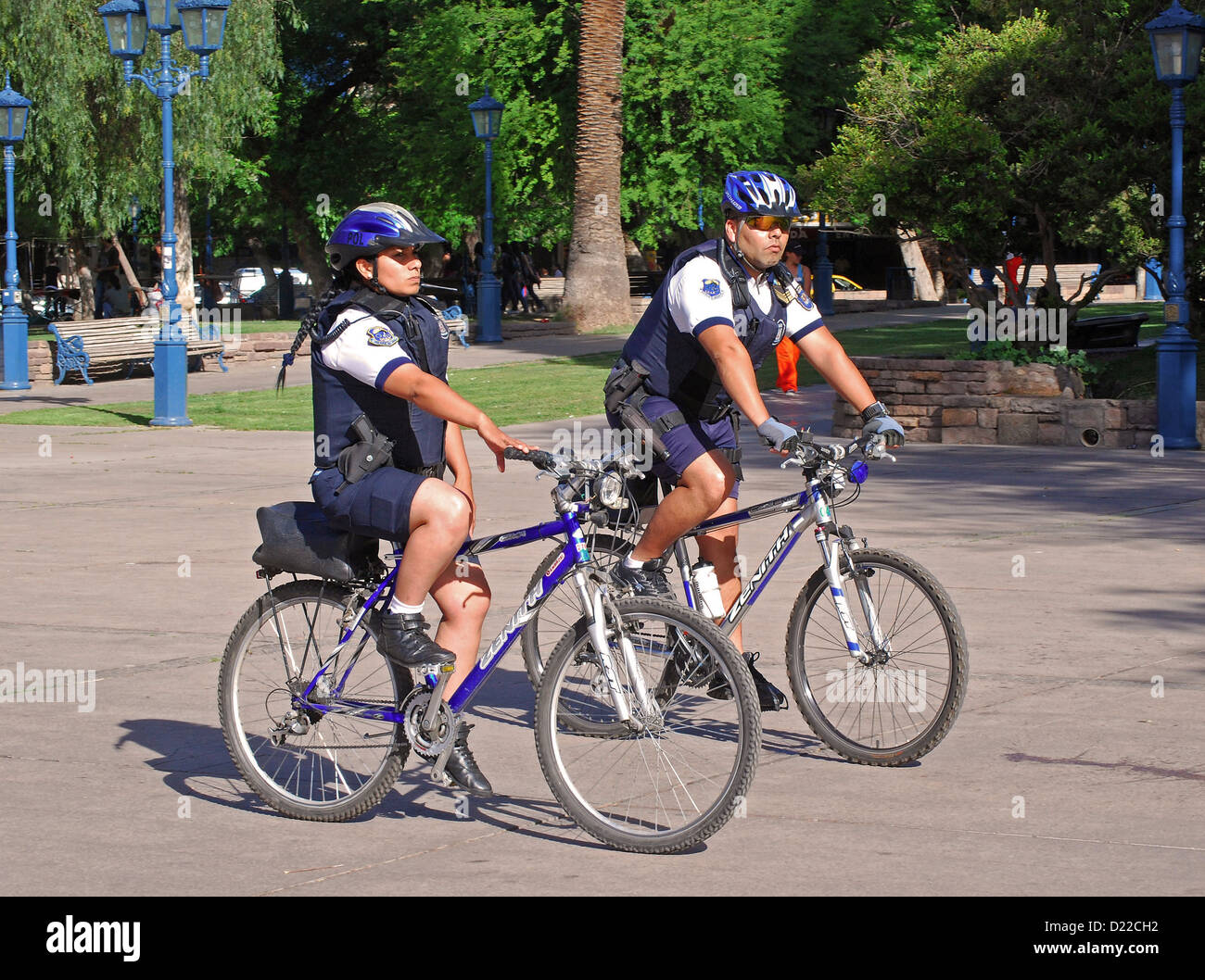 Policía y mujer policía en bicicletas en la Plaza de la Independencia en  Mendoza, Argentina Fotografía de stock - Alamy