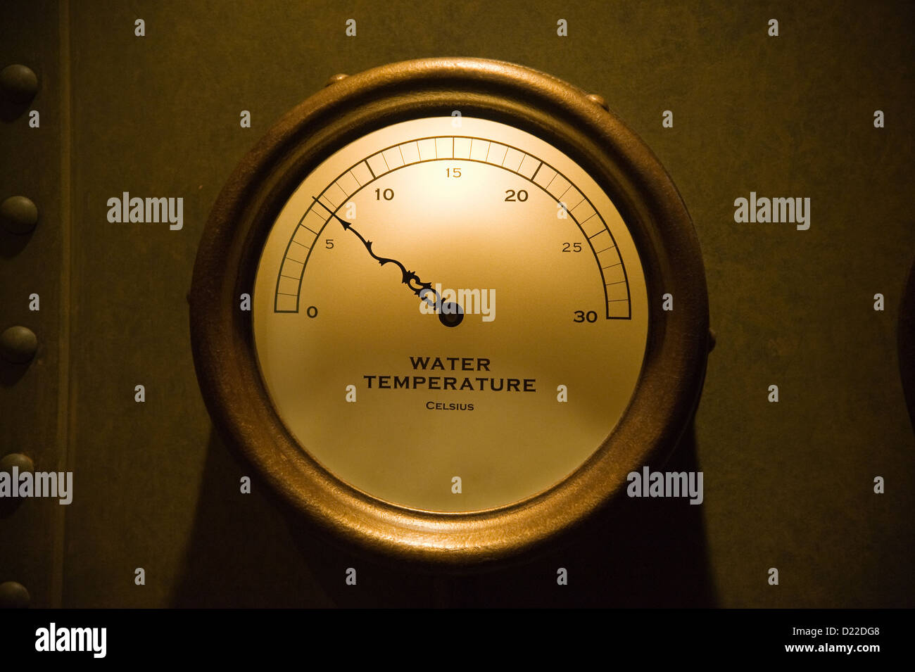 Medir la temperatura del agua fotografías e imágenes de alta resolución -  Alamy