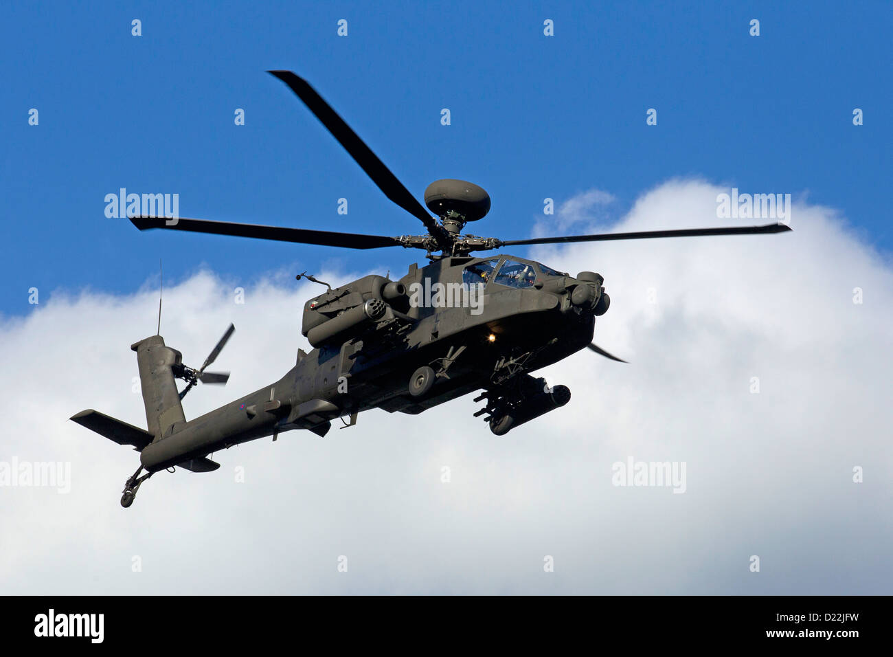 Army Air Corps ZJ22 Westland Apache AH.1 El helicóptero de ataque baja volando sobre el lago Windermere Foto de stock