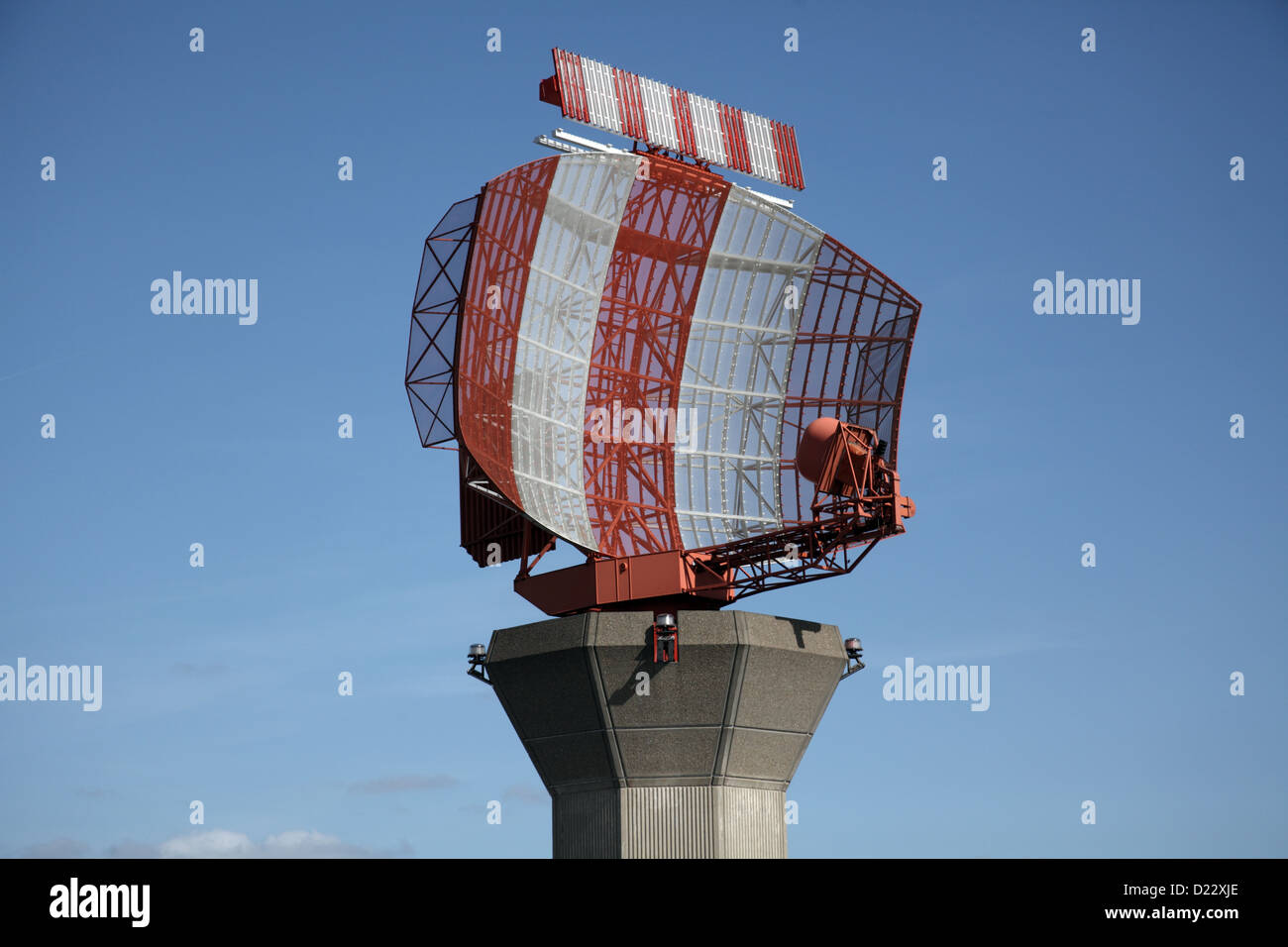 Radar de Control de Tráfico Aéreo en el aeropuerto de Heathrow Foto de stock