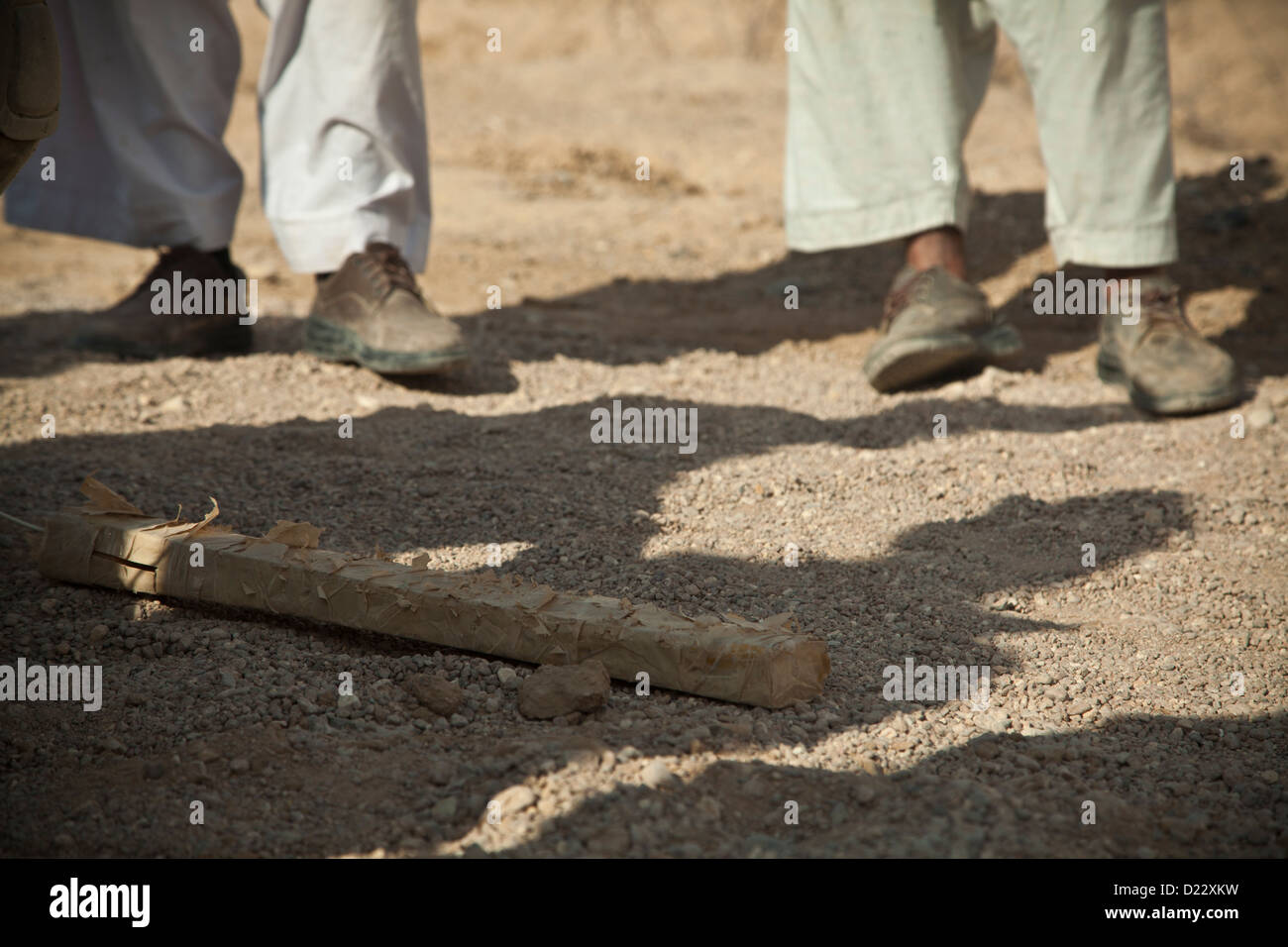 La policía local afgana observar un dispositivo explosivo improvisado el componente de formación en la provincia de Farah, Afganistán, el 10 de enero de 2013. Las fuerzas de seguridad nacionales afganas han tomado la iniciativa en las operaciones de seguridad, con las fuerzas de la coalición como mentores, para traer secur Foto de stock
