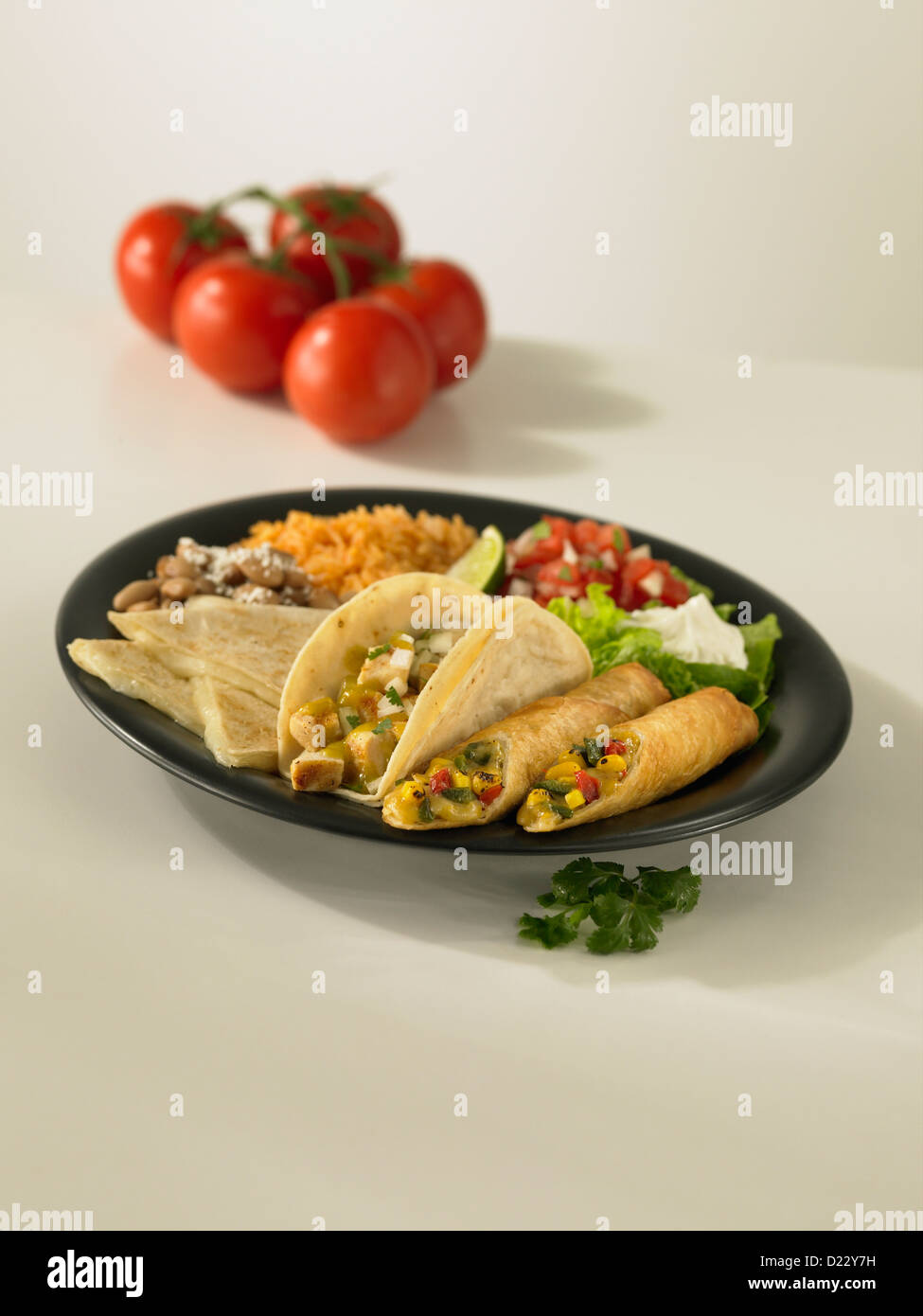 Flautas De Pollo Con Arroz Y Frijoles