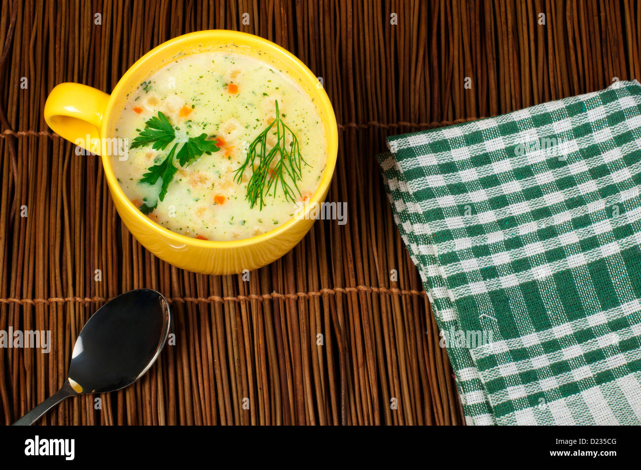 Sopa Crema de pollo. Cuchara y pan sobre la mesa Foto de stock