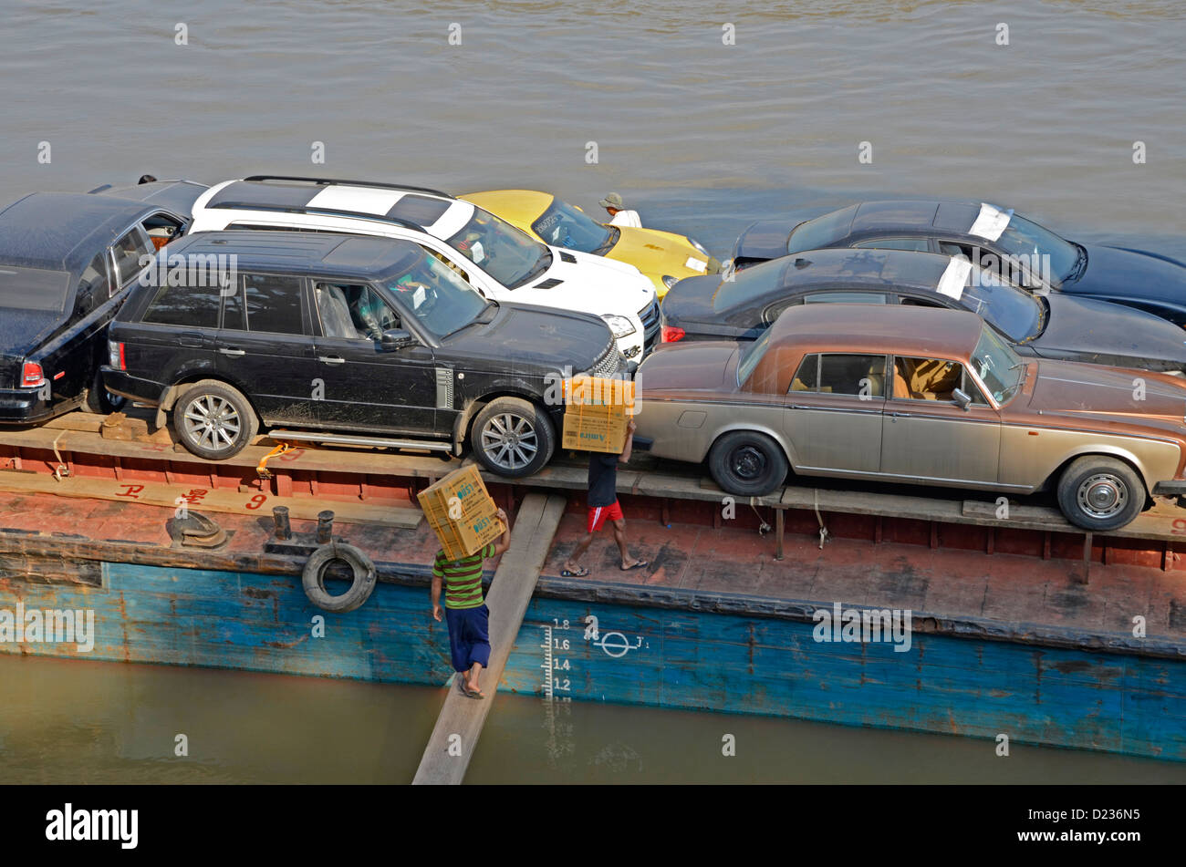 Barco chino cargado con mercancías y vehículos clásicos en Chiang Saen,Tailandia Foto de stock