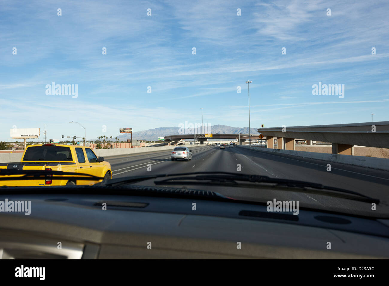 Conduciendo por la autopista interestatal 15 al norte de Las Vegas, Nevada, EE.UU. Foto de stock