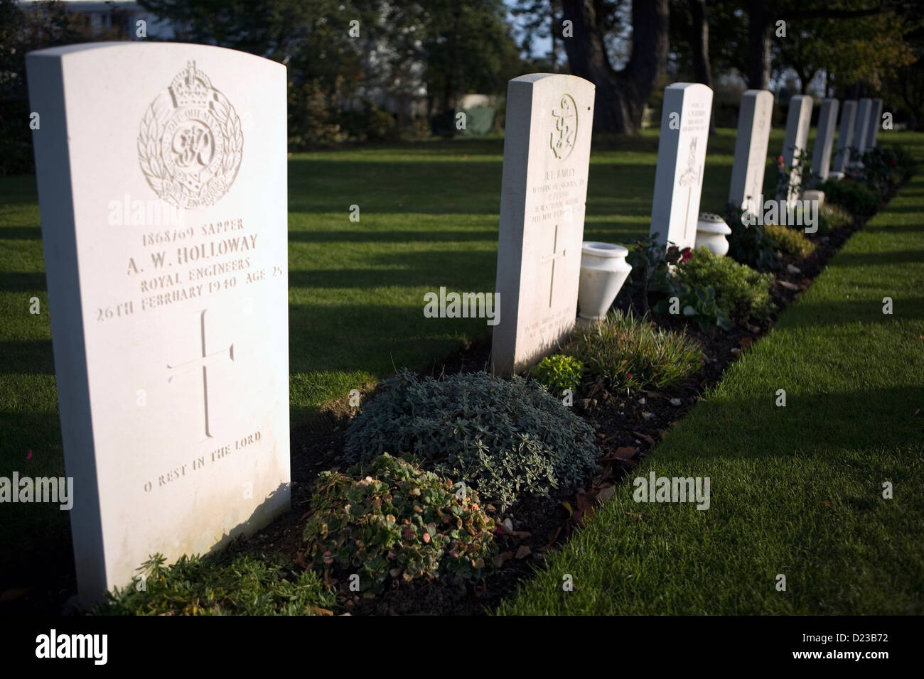 Una fila de tumbas militares en un cementerio en Hove en el Reino Unido. Foto de stock