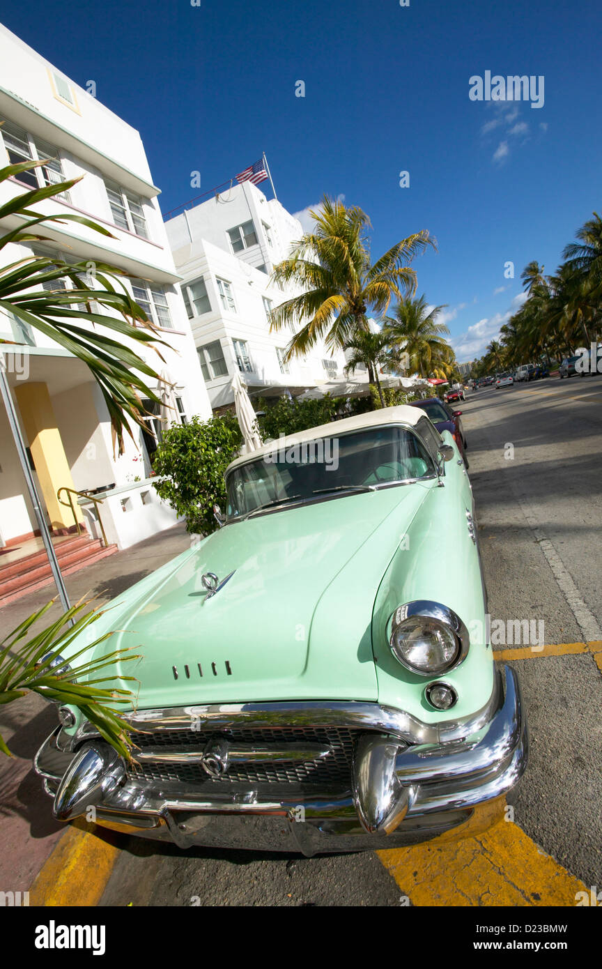 Ocean Drive de Miami South Beach Buick 1950 coche clásico Foto de stock