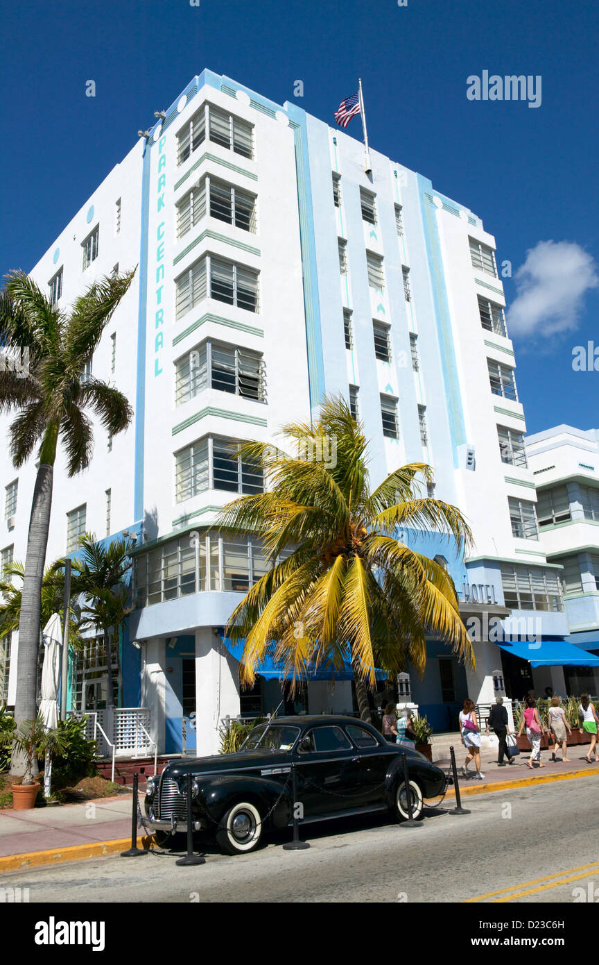 Florida Miami South Beach Ocean Drive clásico coche aparcado fuera Hotel Art Deco Foto de stock