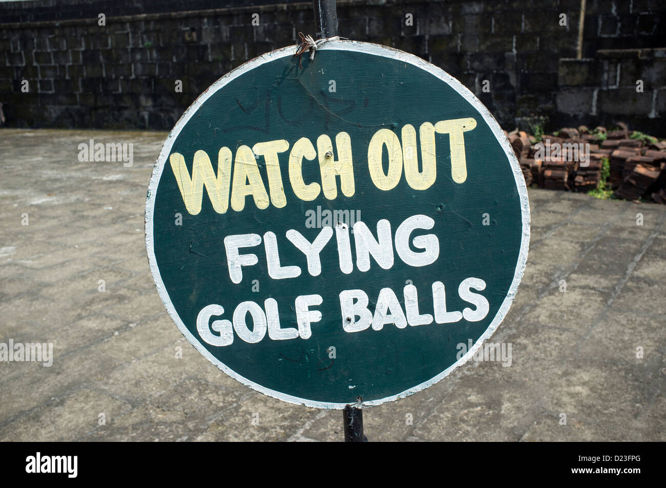 Ver volar las bolas de golf firmar viejas murallas de la ciudad Intramuros Manila Foto de stock