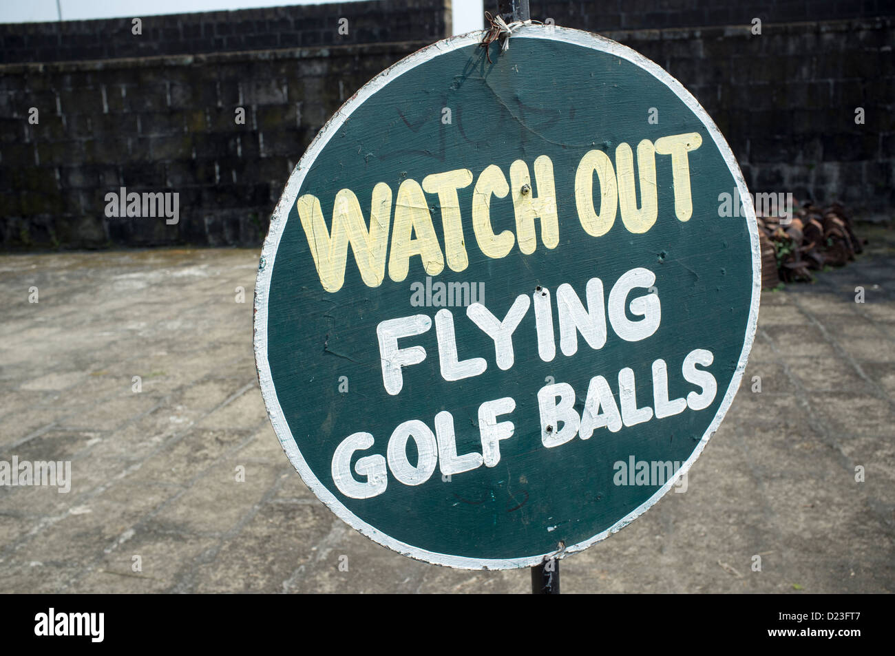 Ver volar las bolas de golf firmar viejas murallas de la ciudad Intramuros Manila Foto de stock