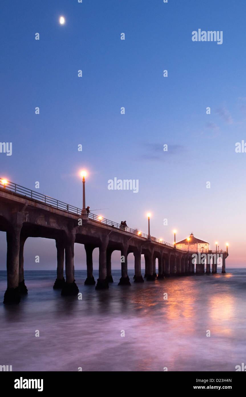 Pier y ondas visibles al atardecer con half moon, Manhattan Beach (cerca de Los Ángeles, California. Foto de stock