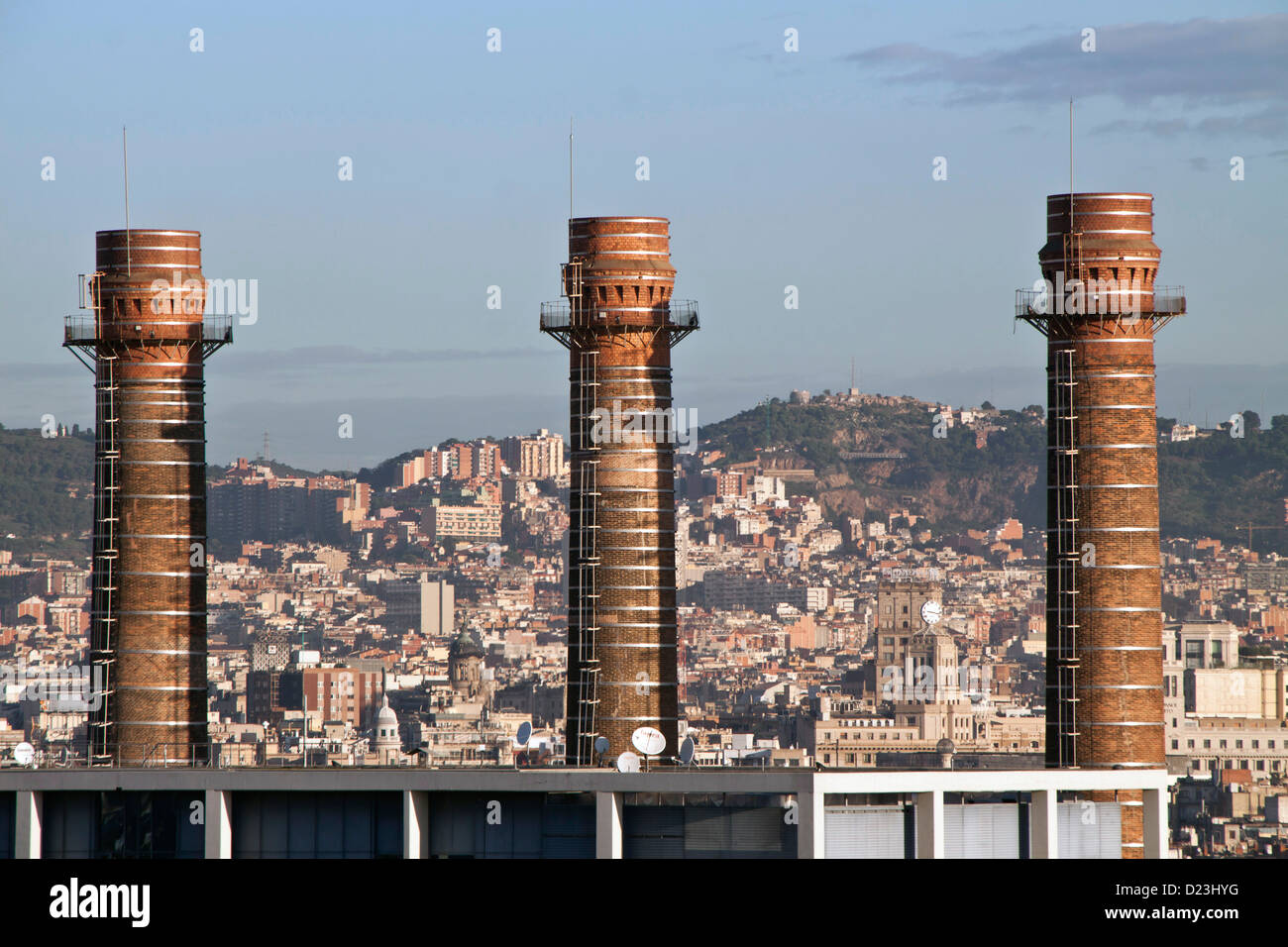 Vista de tres chimeneas jardines en el barrio de Poble Sec, Barcelona,  España, desde la montaña de Montjuïc Fotografía de stock - Alamy