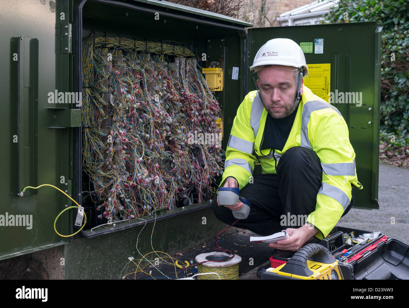 Un técnico la instalación de banda ancha de fibra óptica del noreste de Inglaterra Foto de stock