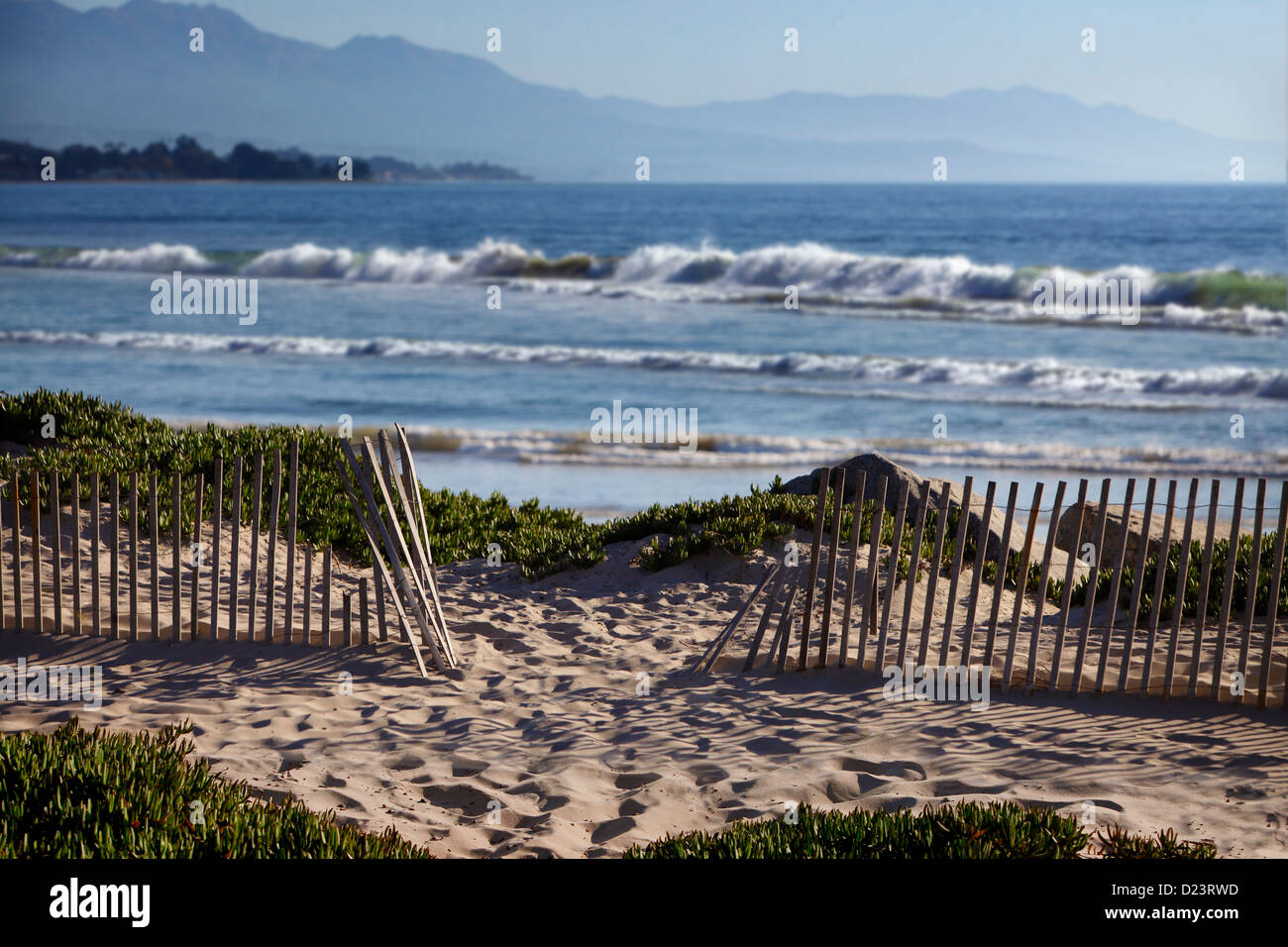 Playa Madera valla a lo largo de la costa de California Foto de stock