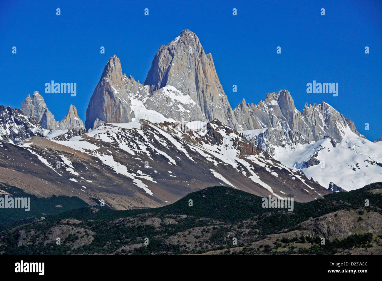 Mt. Fitz Roy y rango de Fitz Roy de la Cordillera de Los Andes, Los Glaciares, NP, Patagonia, Argentina Foto de stock
