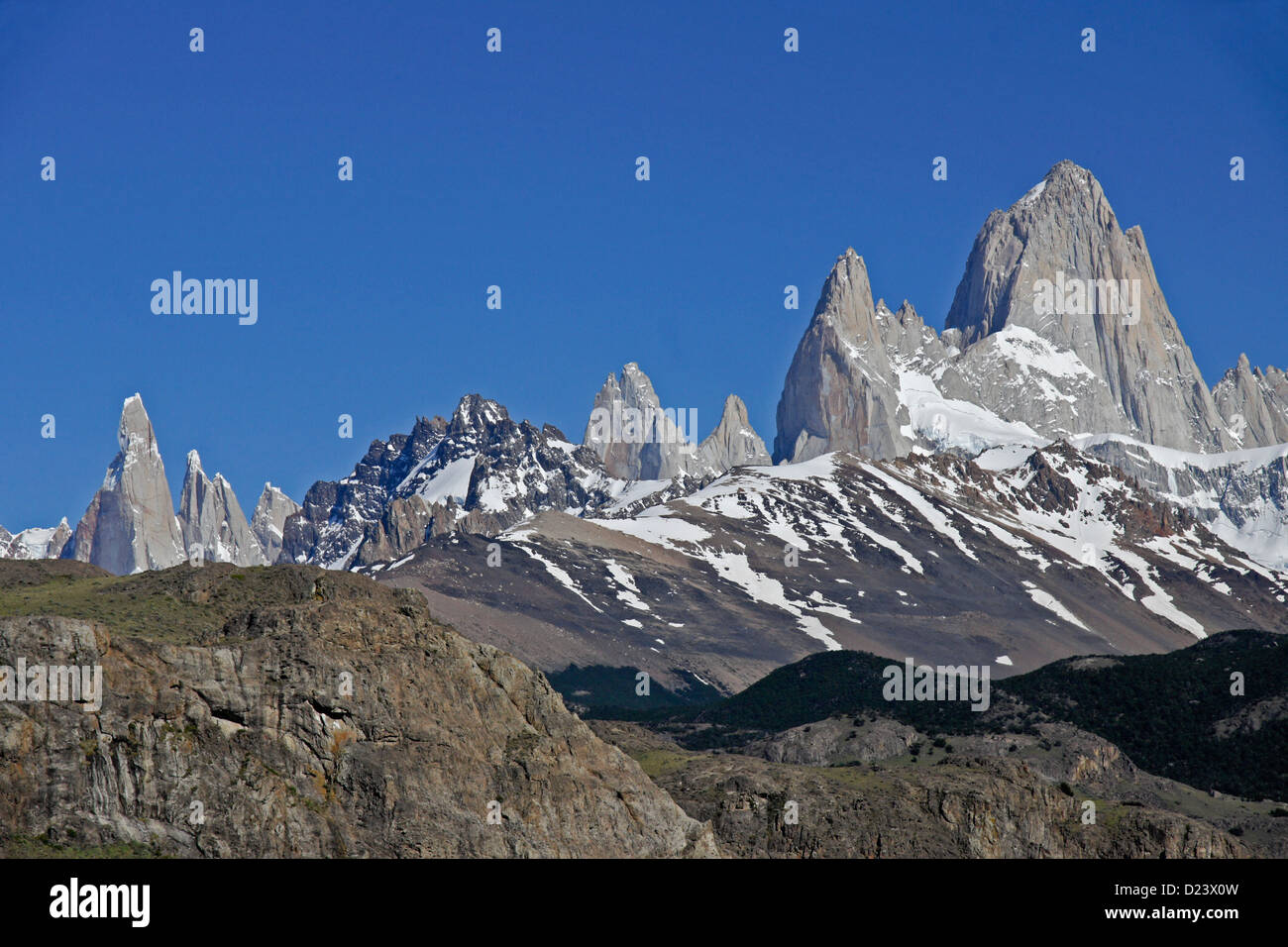 Mt. El Cerro Torre y Fitz Roy, El Chalten, NP, Los Glaciares de la Patagonia, Argentina Foto de stock