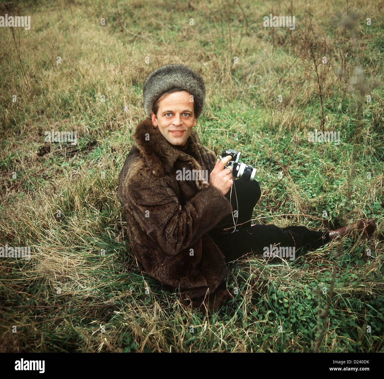 Los archivos de datos (DPA) - El actor alemán Klaus Kinski se sienta en la hierba, sosteniendo una cámara, el 2 de septiembre de 1969. Un "enfant terrible" de la industria del cine, su filmografía incluye "Aguirre, der Zorn Gottes' ('Aguirre: La ira de Dios') y 'Nosferatu: Phantom der Nacht' ('Nosferatu el Vampiro"). Kinski nació el 18 de octubre de 1926 en Zoppot/Danzig, Alemania (ahora Sopot/Gdansk, Polonia) bajo el nombre de Nikolaus Guenther Nakszynski y murió el 23 de noviembre de 1991 en Lagunitas, California de un ataque al corazón. Foto de stock