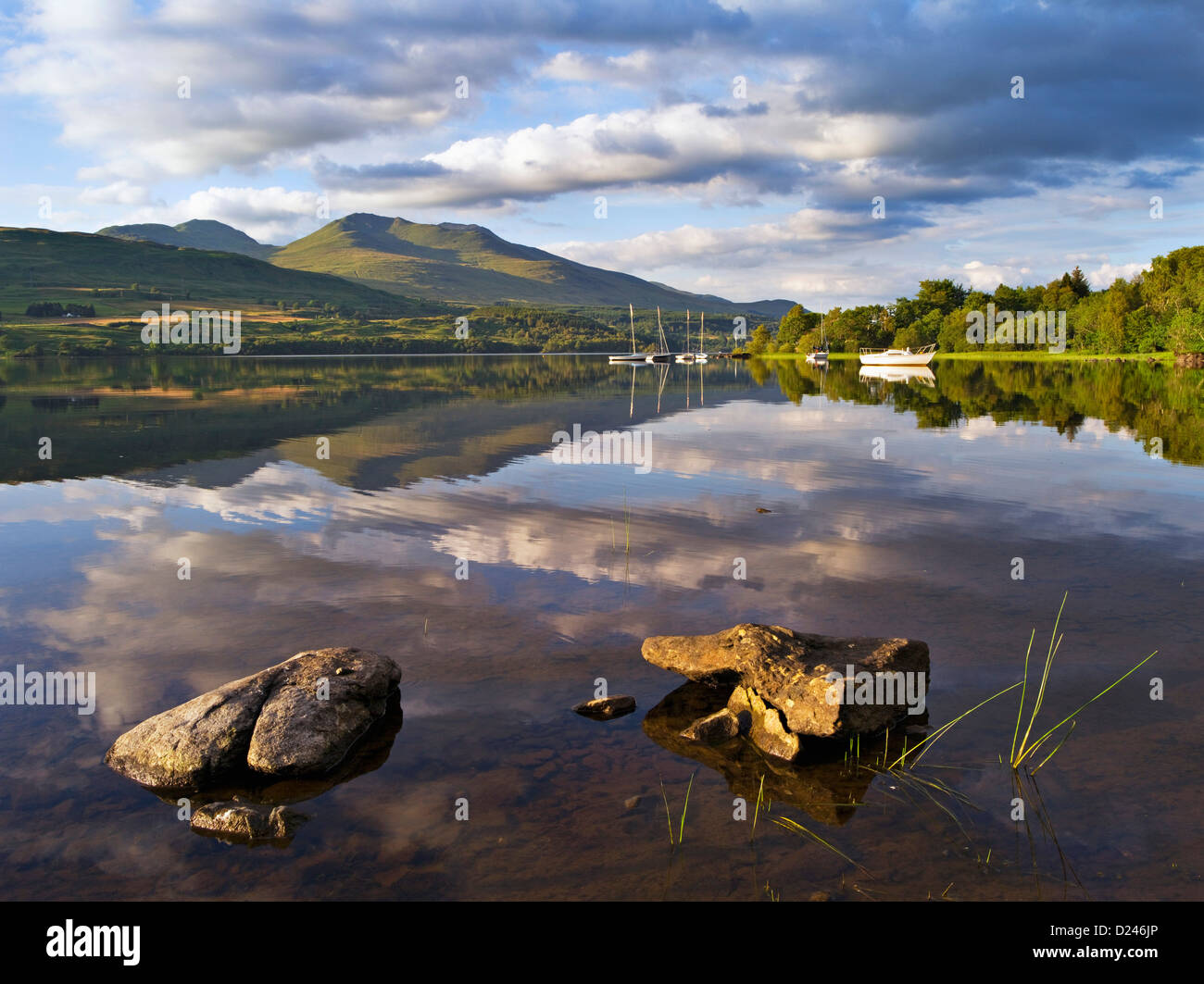 Tarde tranquila reflexiones en Loch Tay en punto Firbush, Perthshire, Escocia Foto de stock