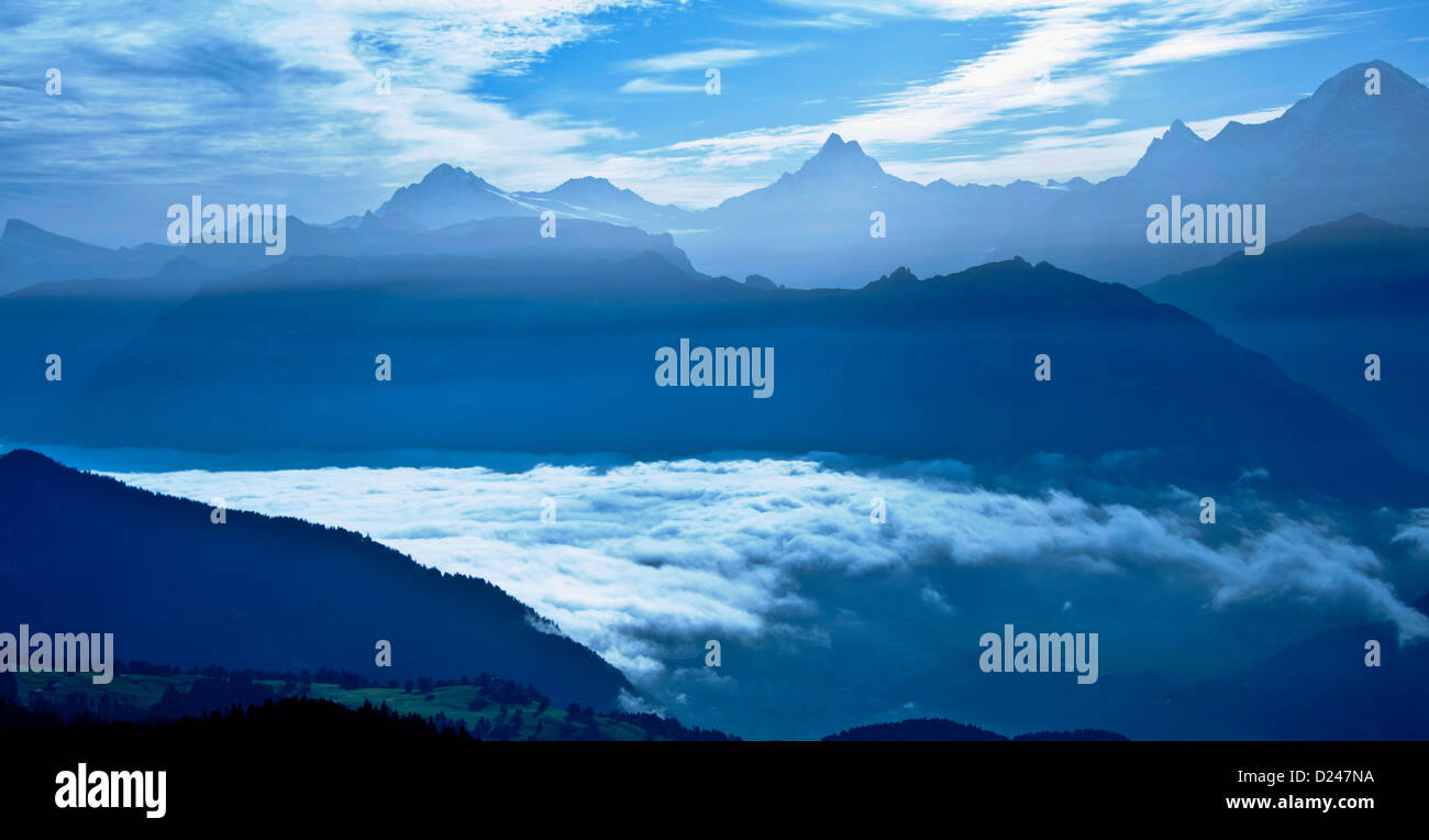 Vista panorámica del horizonte de montaña. Foto de stock