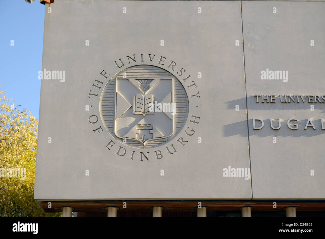 Logotipo tallada en Dugald Stewart edificio de psicología en la Universidad de Edimburgo. Foto de stock