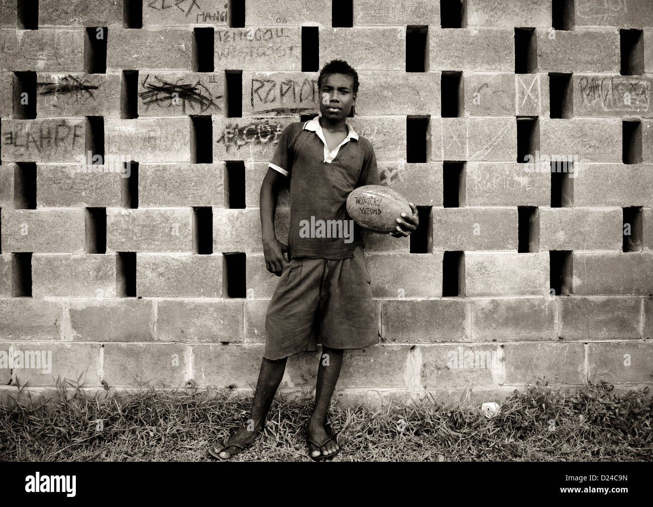 Jugador de rugby, Nueva Irlanda, Isla Laraibina Village, Papua Nueva Guinea Foto de stock