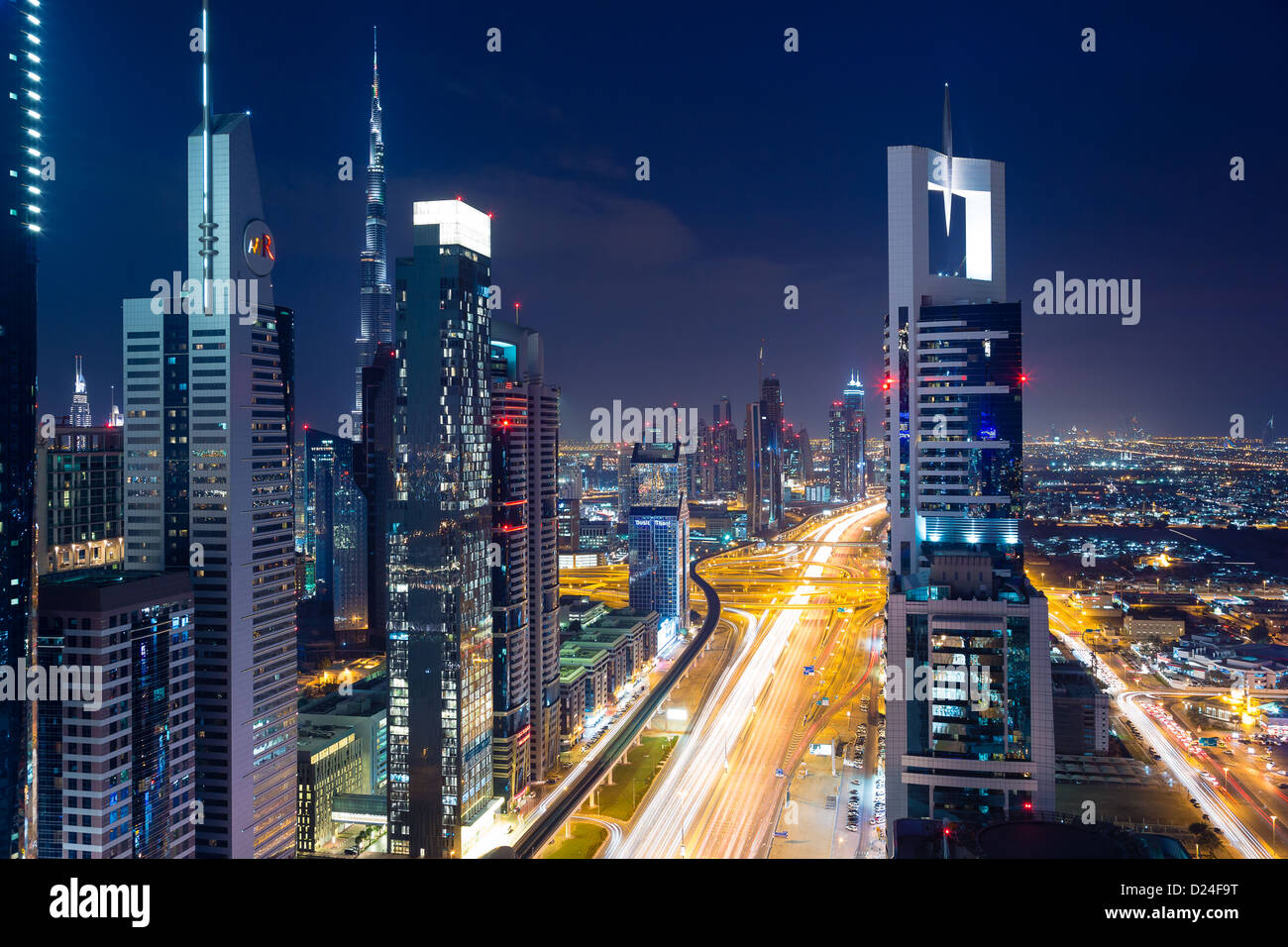 Dubai moderno vistas del horizonte de la ciudad al atardecer, noche con espacio de copia. Vista desde la azotea, mirando el centro de Sheik Zayed Road con bujías Foto de stock