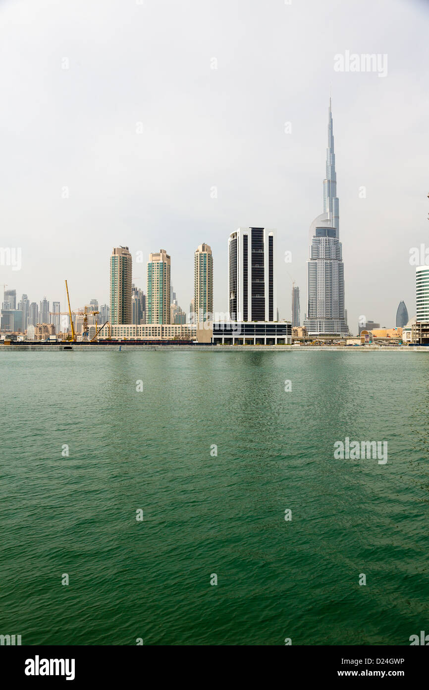 El centro de la Bahía de negocios de Dubai Dubai con Burj Khalifa Foto de stock