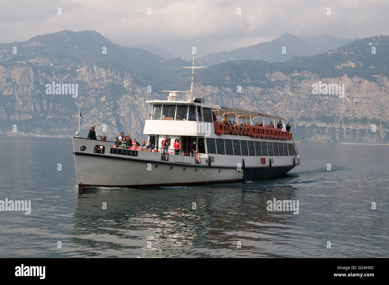 El ferry de pasajeros de Verona del Lago de Garda Ferries llegando a La pequeña ciudad medieval de Malcesine en el lago Garda in norte de Italia Foto de stock