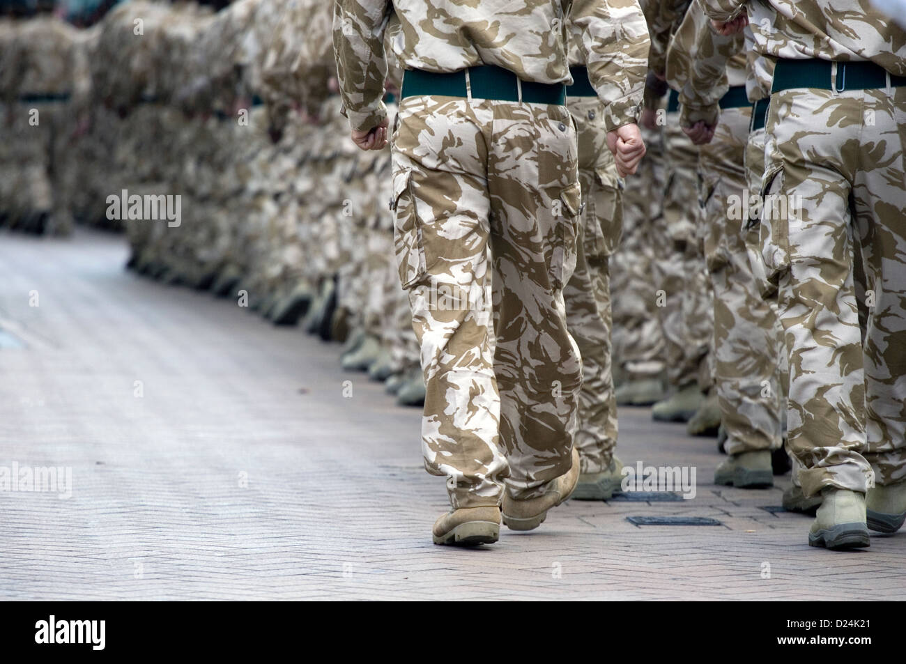 Una columna de soldados británicos, marchando por Croydon a un desfile de bienvenida a casa después de un turno de servicio en Afganistán. Foto de stock