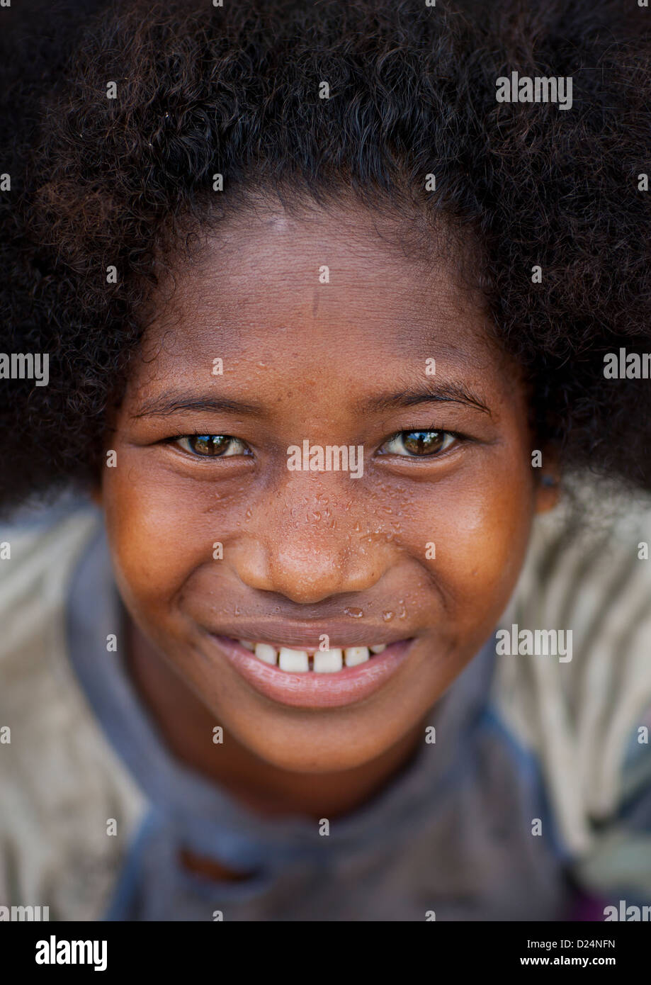 Joven sonriente, isla de Trobriand, Papua Nueva Guinea Foto de stock