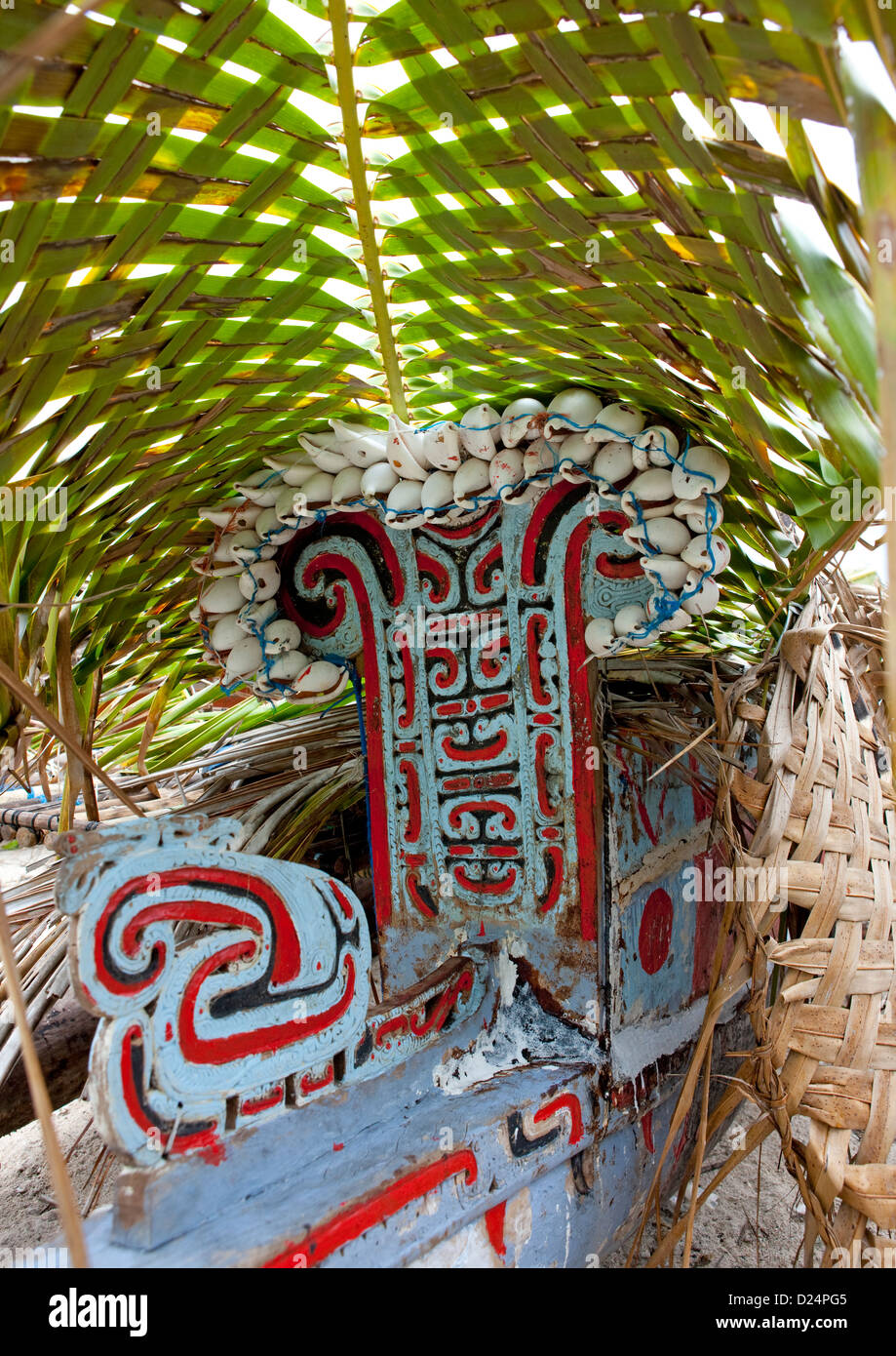 Kula Canoa decorada con conchas, Islas Trobriand, Papua Nueva Guinea  Fotografía de stock - Alamy