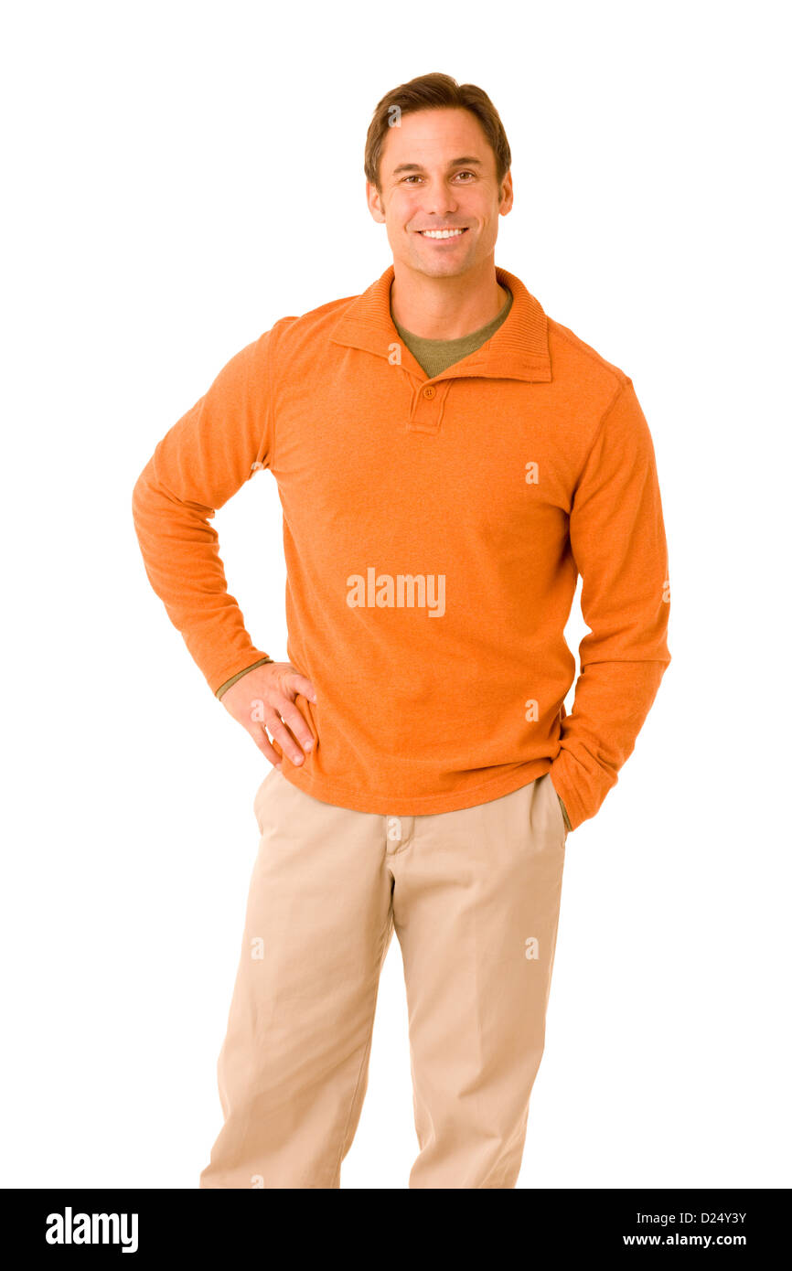 Retrato de un hombre hermoso vestido casual vistiendo kakais y un suéter naranja sonriente aislado sobre un fondo blanco. Foto de stock