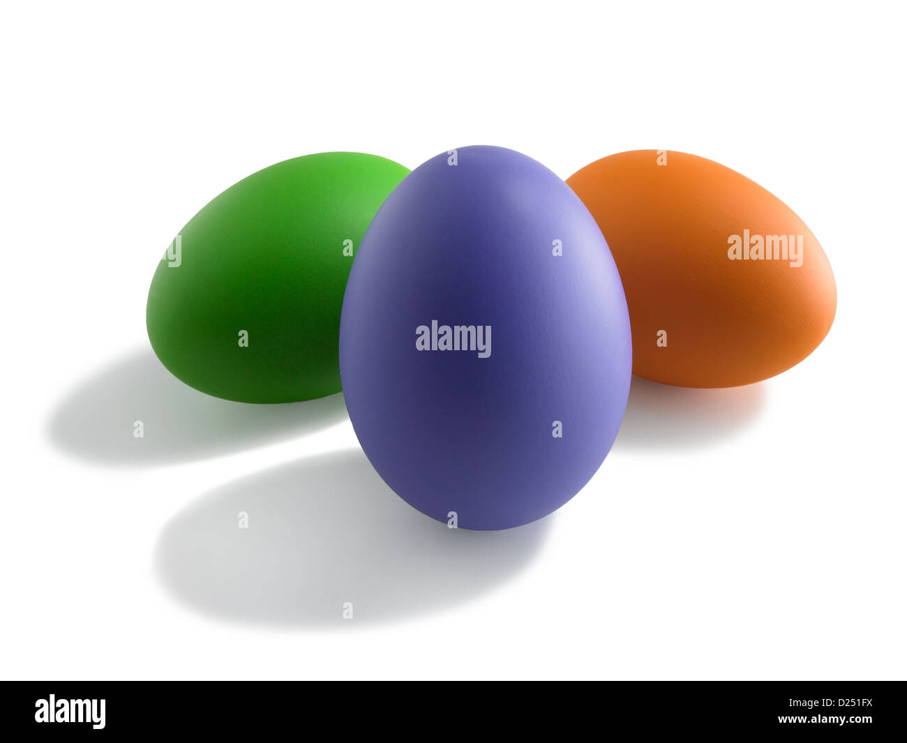 Un verde, azul y naranja huevo de Pascua esbozadas sobre blanco Foto de stock