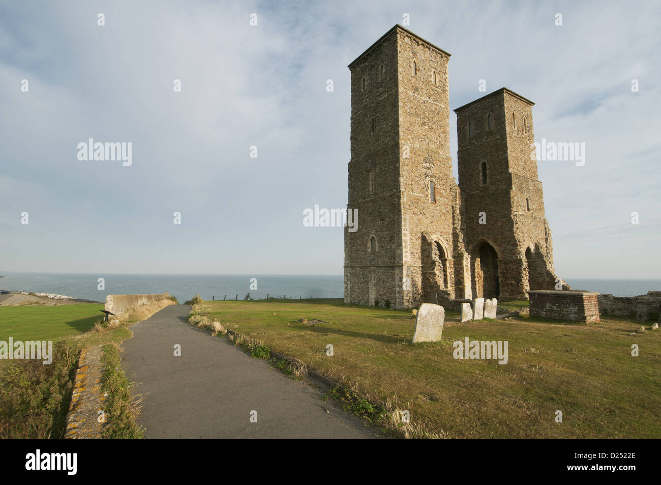 Vista de la iglesia en ruinas del siglo XII y la costa, la Iglesia de Santa María, Reculver, Kent, Inglaterra, Agosto Foto de stock