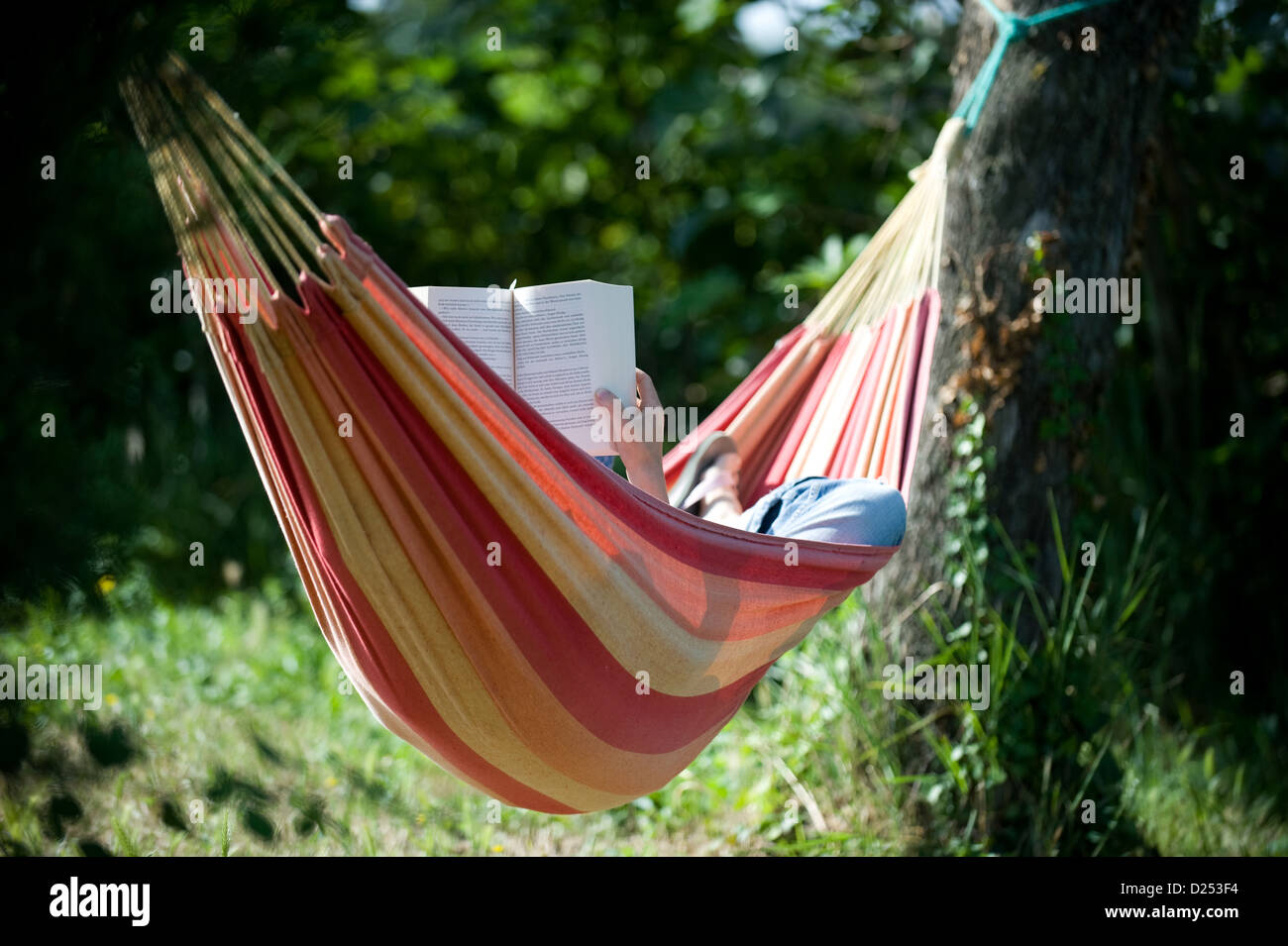 Vacqueyras, Francia, una mujer es leer y relajarse en una hamaca Foto de stock