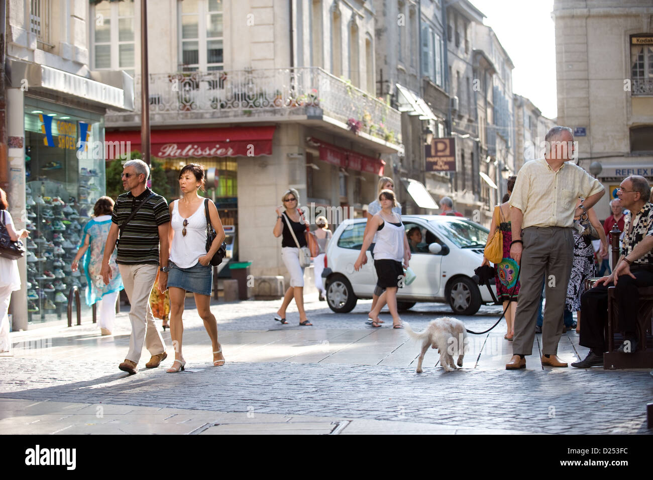 Avignon, Francia, una bulliciosa calle en Provence Foto de stock