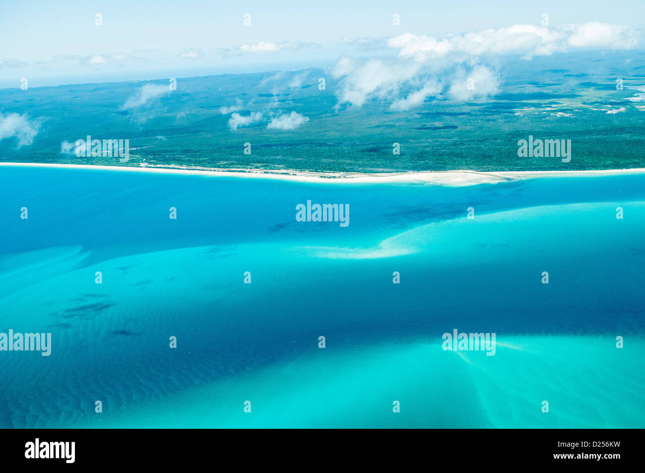 Vista aérea del océano (continental) y el oeste de la costa de la Isla Fraser, Queensland, Australia Foto de stock