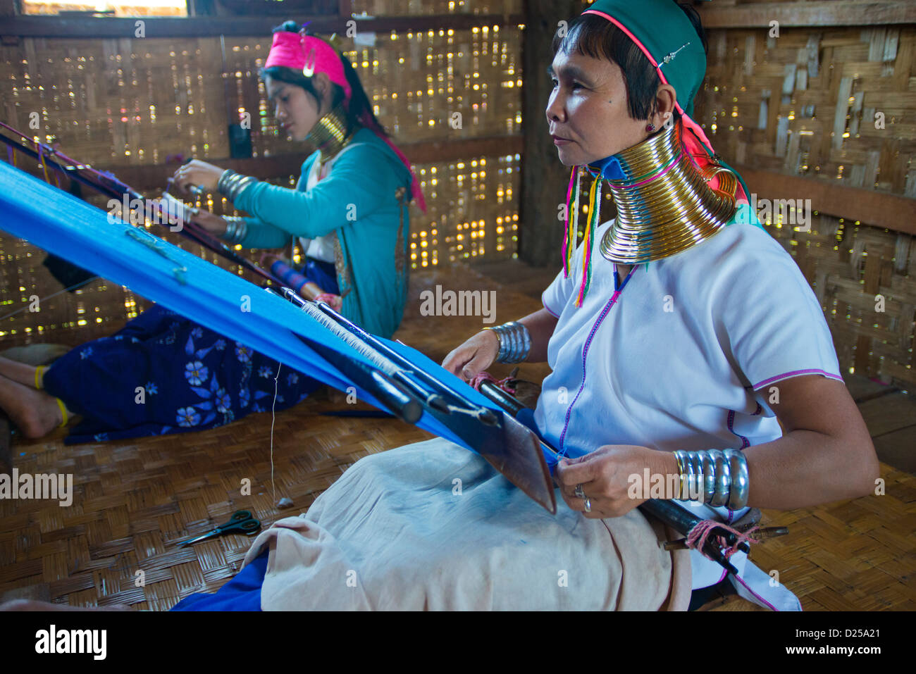 Padaung Shan, Kayan Lahwi niñas tribales, Inle, Myanmar, Birmania Foto de stock