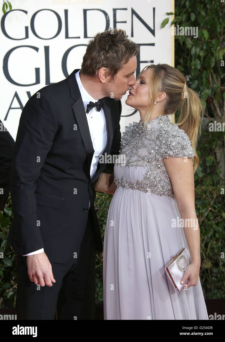 La actriz Kristen Bell y Dax Shepard llegan en la 70ª Anual de los Golden Globe Awards presentados por la Asociación de Prensa Extranjera de Hollywood, HFPA, en el Hotel Beverly Hilton de Beverly Hills, EE.UU., el 13 de enero de 2013. Foto: Hubert Boesl Foto de stock