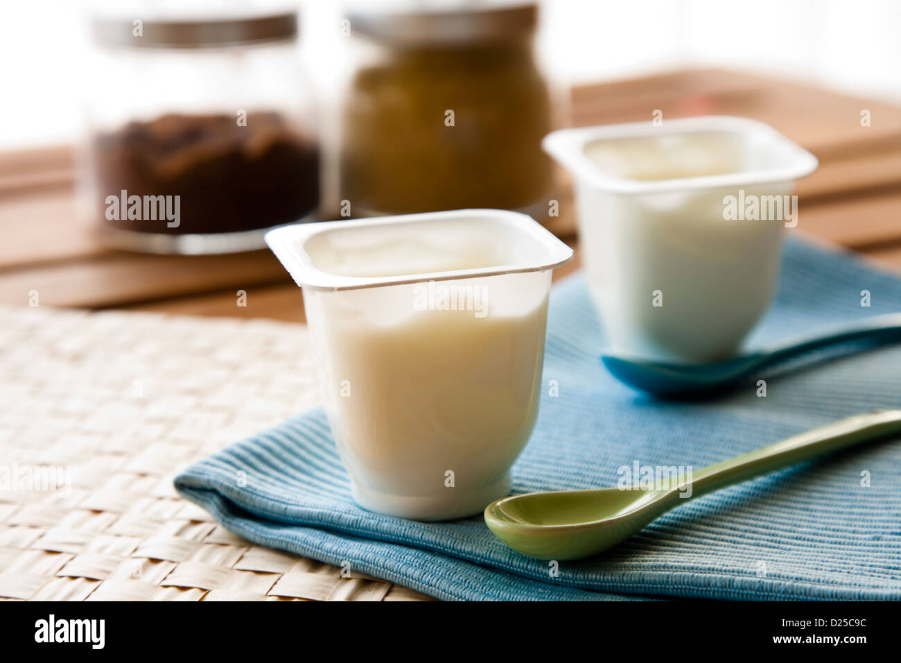 2 taza de yogur con una cuchara Foto de stock