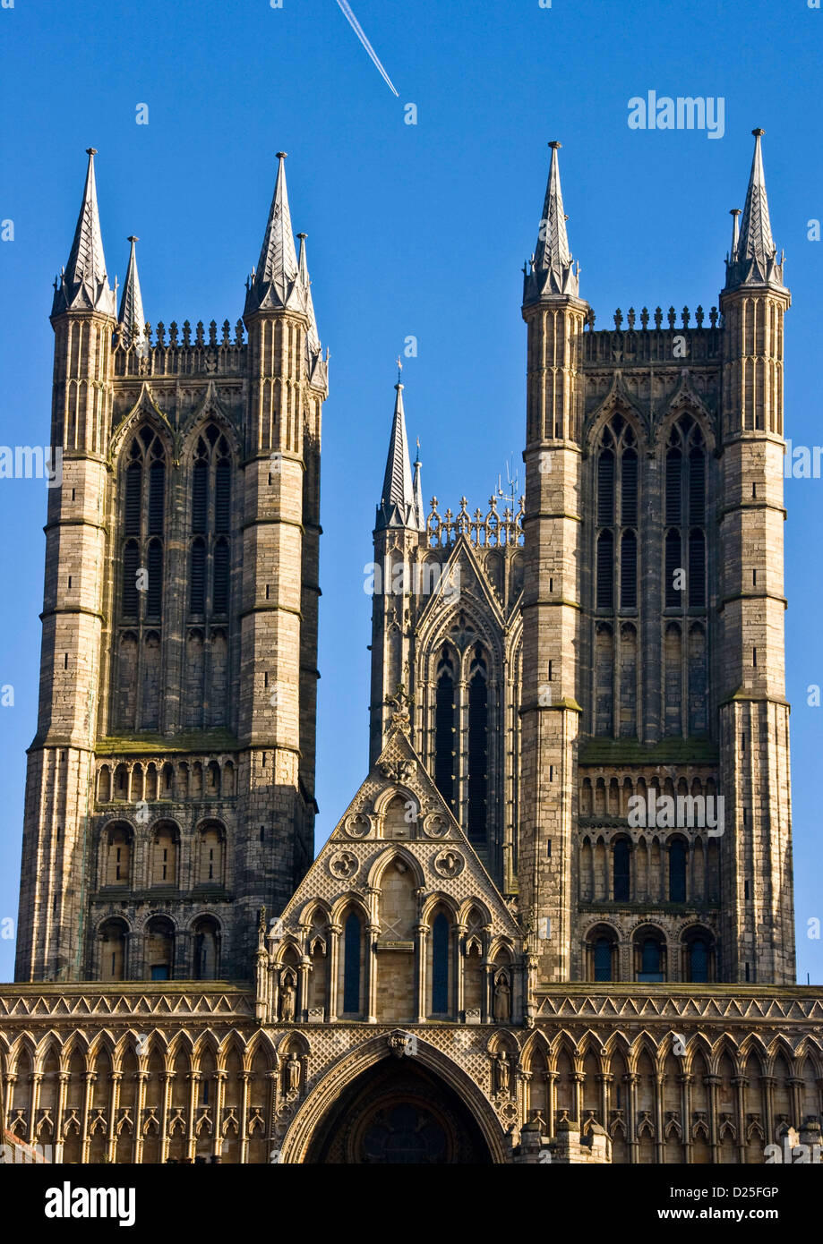 Grado 1 enumeran Lincoln Catedral gótica fachada occidental y vapor trail Europa Inglaterra Lincolnshire Foto de stock