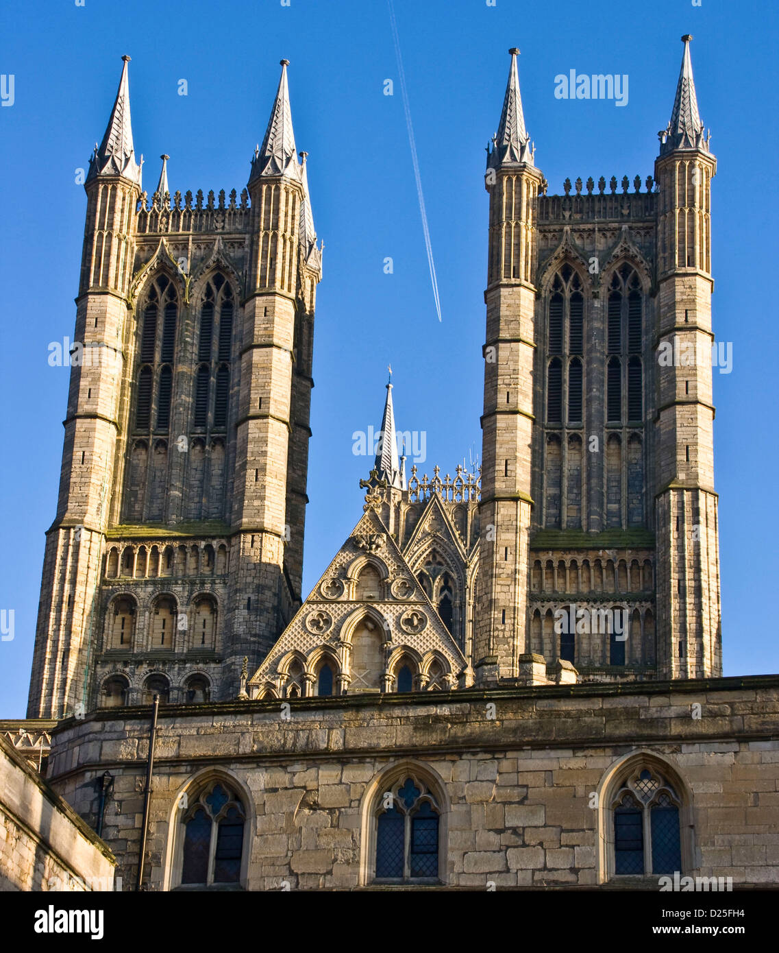 Listado como grado 1, la Catedral de Lincoln west front y vapores de avión trail Europa Inglaterra Lincolnshire Foto de stock
