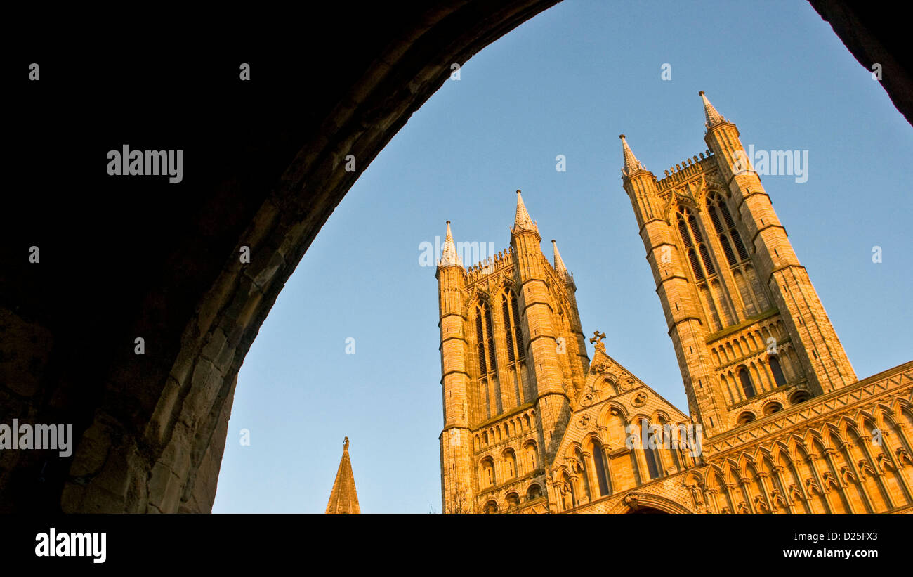 Las torres de la Catedral de Lincoln al atardecer naranja brillante Europa Inglaterra Lincolnshire Foto de stock