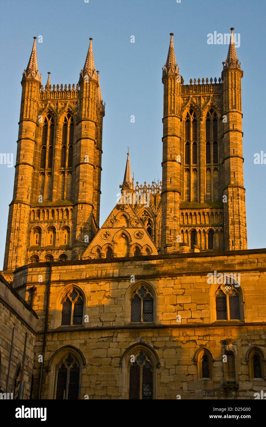 Listado como grado 1, la Catedral de Lincoln fachada oeste al atardecer naranja brillante Europa Inglaterra Lincolnshire Foto de stock