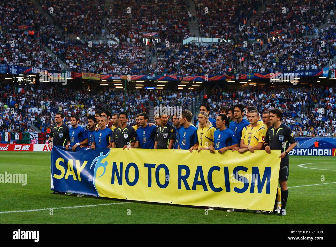 Los jugadores italianos y ucranianos se alinean con los árbitros como parte de una campaña de lucha contra el racismo antes de World Cup quarterfinal coincidan. Foto de stock