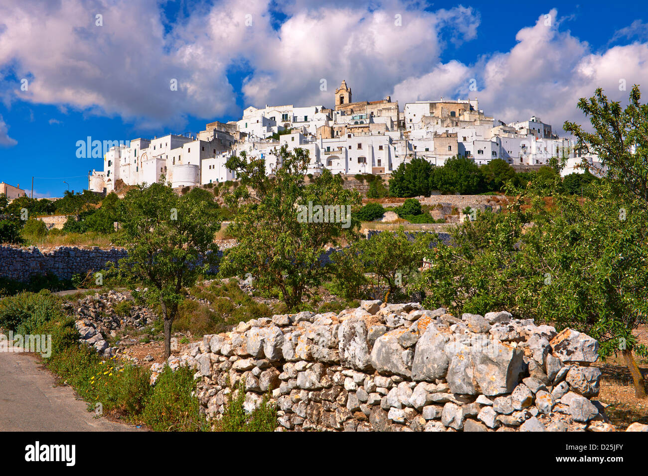 La colina de ciudad medieval fortificada de blancas paredes de Ostuni, La Ciudad Blanca, Puglia, Italia. Foto de stock