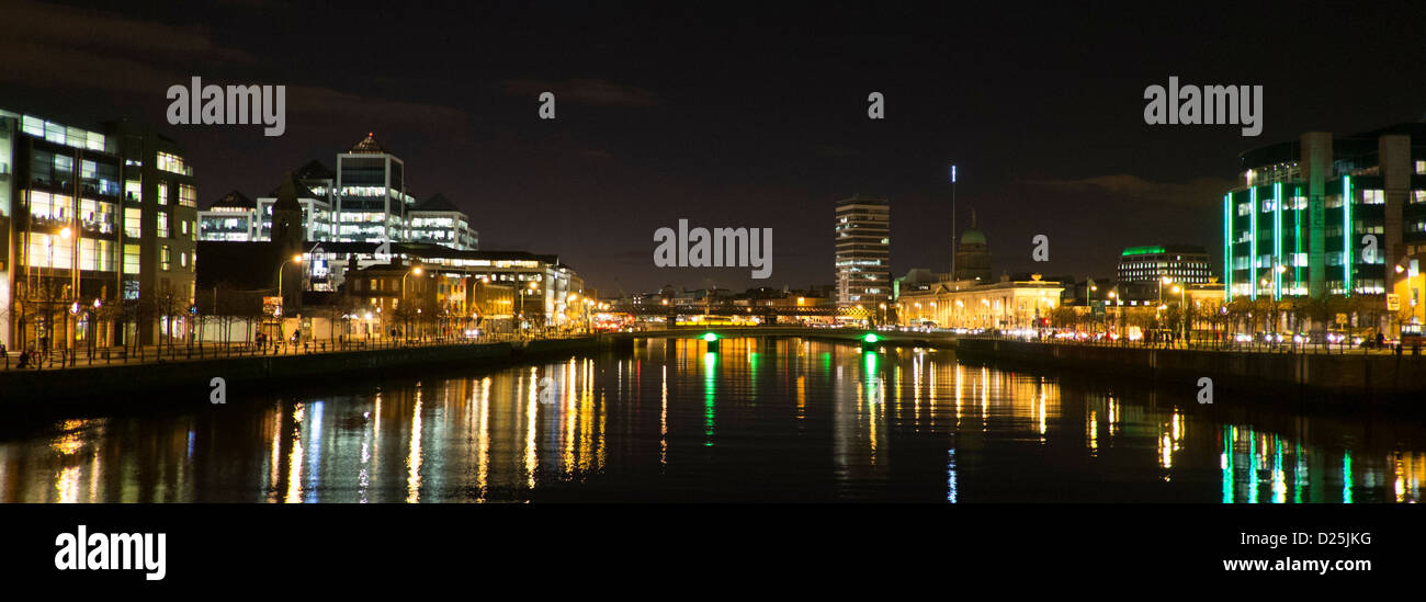 El centro de la ciudad de Dublin iluminados durante la noche Foto de stock
