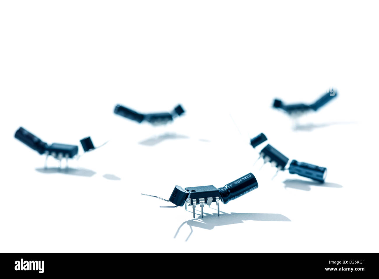Las hormigas / bugs hechas de microchips y otros componentes electrónicos Foto de stock